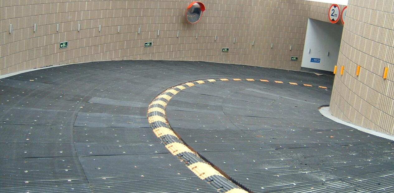 地下車庫出入口電伴熱系統 地下車庫出入口電伴熱系統